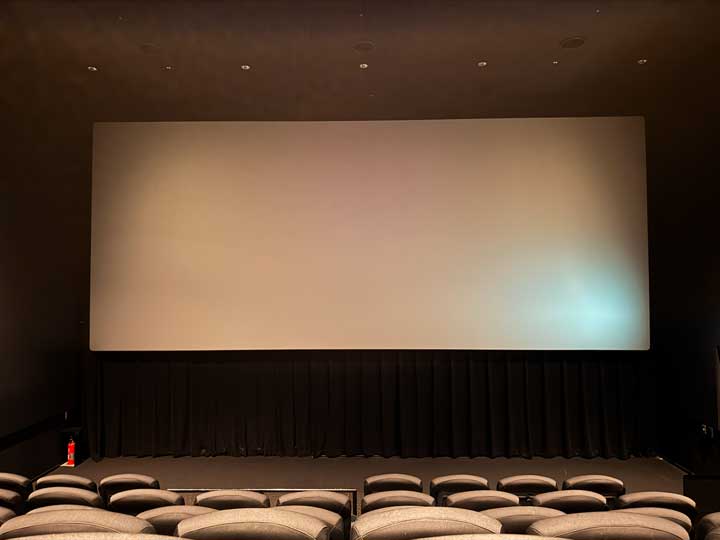 エグゼクティブシートの中央席 F-8からスクリーンをみたところ