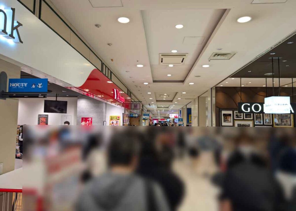 サブウェイの福袋のための行列。ソフトバンクまで伸びていた