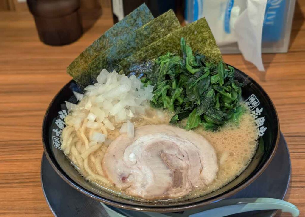 壱角家ほうれん層追加！玉ねぎトッピングした 家系ラーメン 醤油（並）