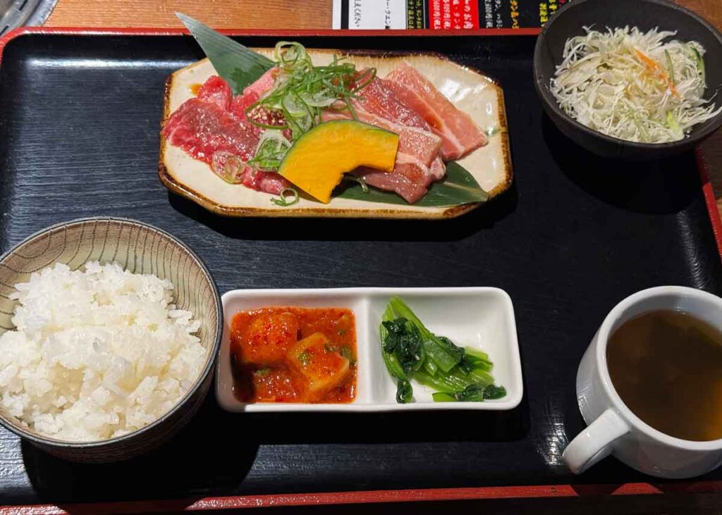 運ばれてきた「牛と豚のWカルビ定食」の100g